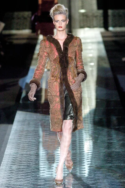 Look 16